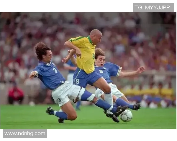 足球明星脚踩球的精彩瞬间与背后的故事揭秘